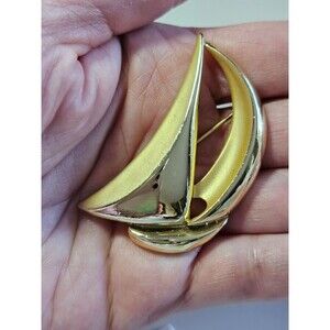 Danecraft gold tone sailboat brooch vintage